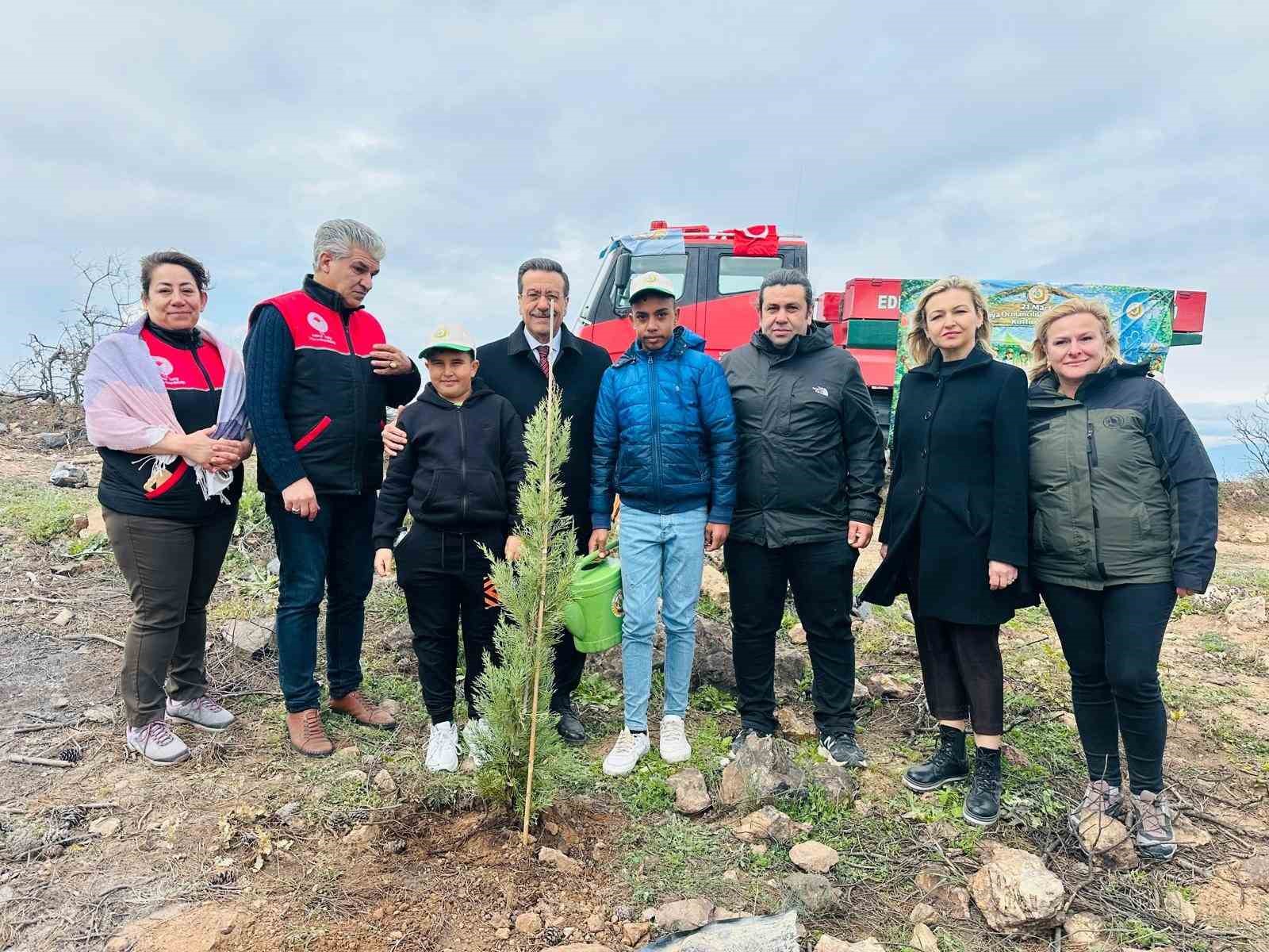 Burhaniye’de 315 fıstıkçamı fidanı toprakla buluşturuldu
