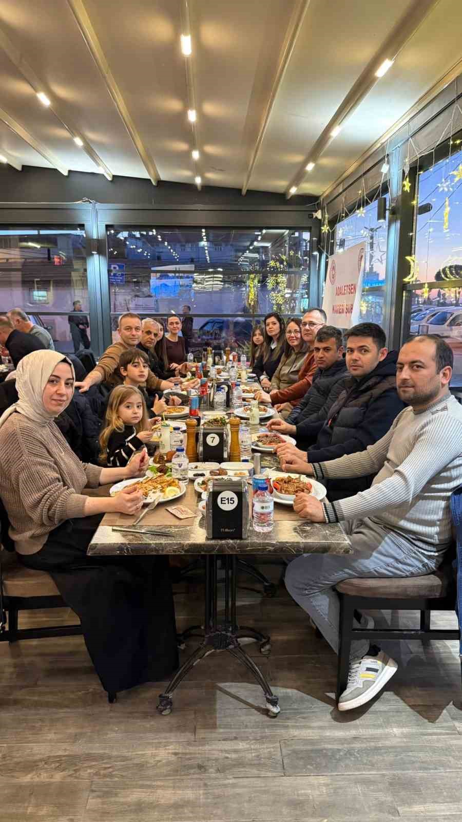 Burhaniye’de Adalet Sen üyelerine iftar verdi
