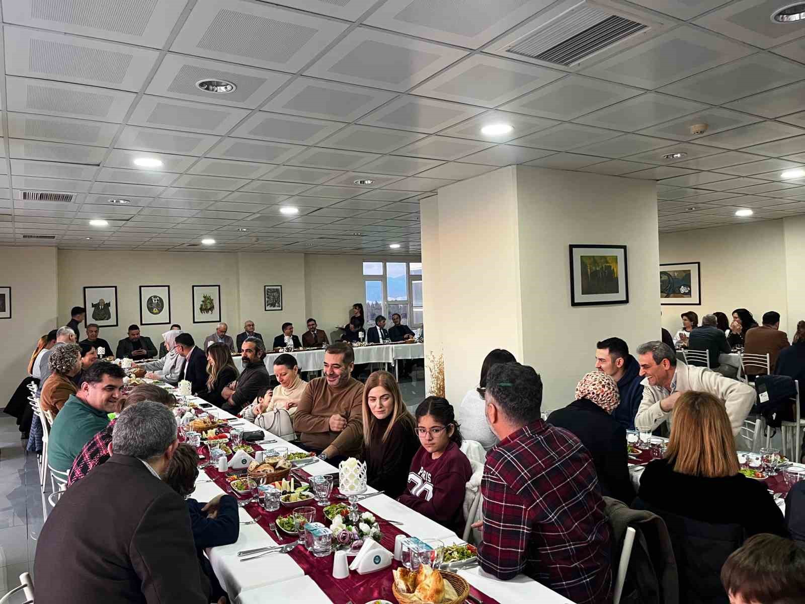 Burhaniye’de akademik ve idari personel iftarda buluştu
