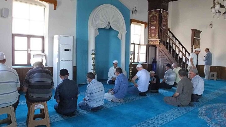 Burhaniye’de altından yol geçen cami ilgi odağı oldu
