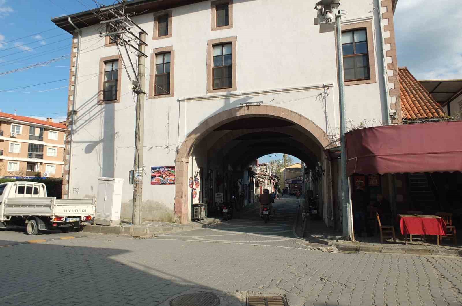 Burhaniye’de altından yol geçen Hanay cami ilgi odağı oldu
