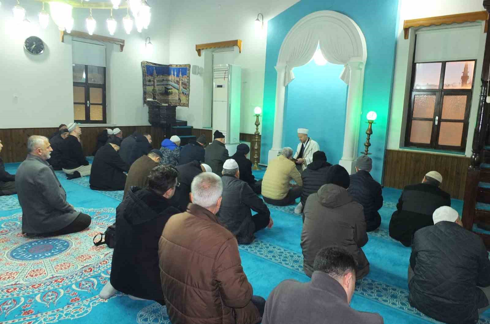 Burhaniye’de altından yol geçen Hanay cami ilgi odağı oldu
