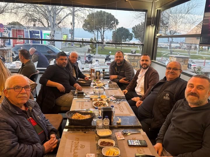 Burhaniye’de bağımsız meclis üyeleri basına iftar verdi
Burhaniye’de bağımsız meclis üyeleri basına iftar verdi