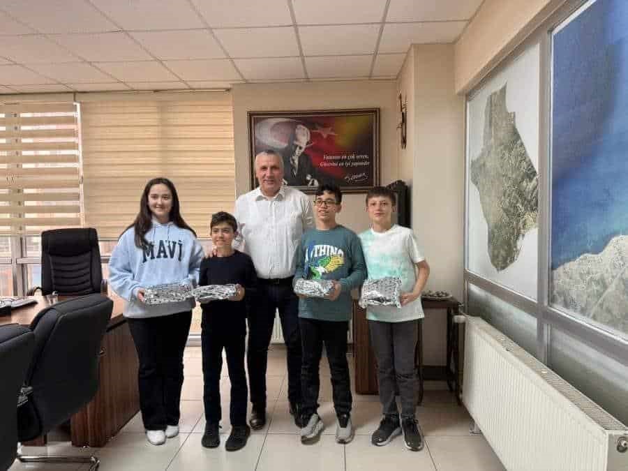 Burhaniye’de başarılı öğrenciler ödüllendirildi
