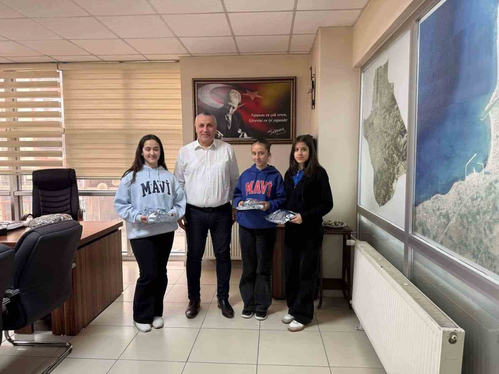 Burhaniye’de başarılı öğrenciler ödüllendirildi
