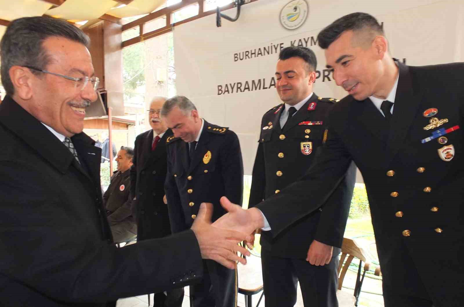Burhaniye’de bayramlaşma töreni düzenlendi
Burhaniye’de bayramlaşma töreni düzenlendi
