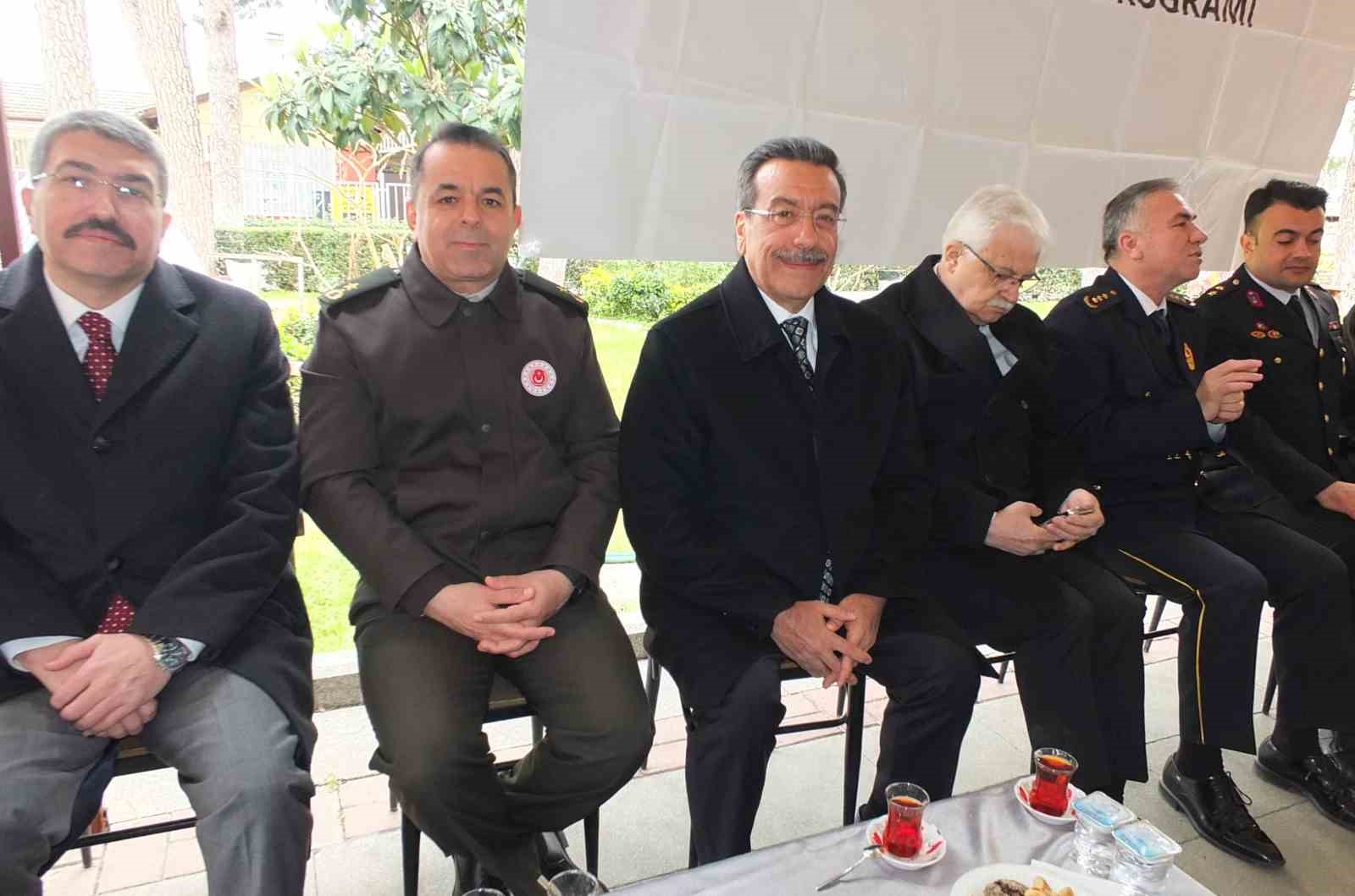 Burhaniye’de bayramlaşma töreni düzenlendi
Burhaniye’de bayramlaşma töreni düzenlendi