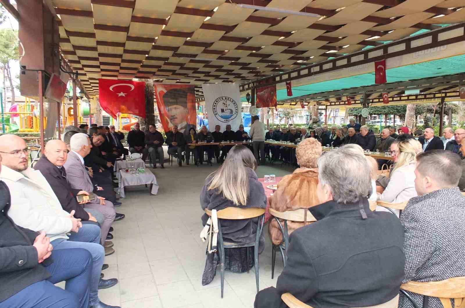 Burhaniye’de bayramlaşma töreni düzenlendi
Burhaniye’de bayramlaşma töreni düzenlendi