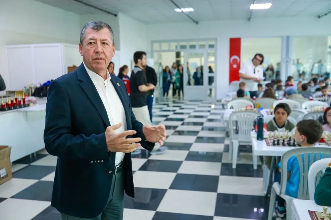 Burhaniye’de çocukların satranç heyecanı başladı
