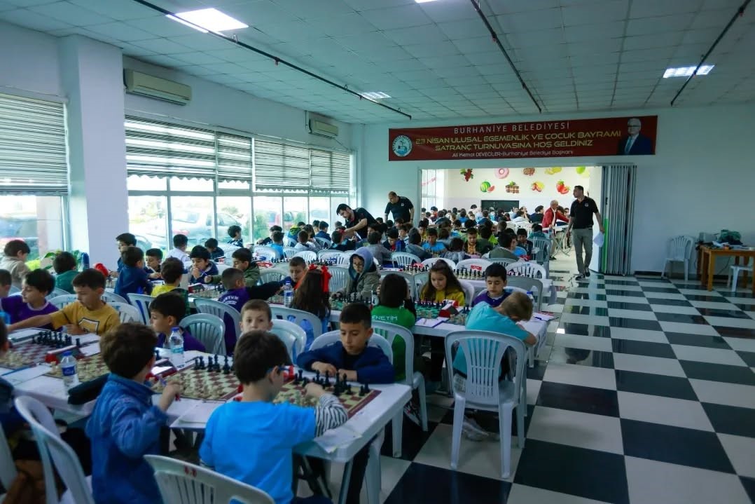 Burhaniye’de çocukların satranç heyecanı başladı

