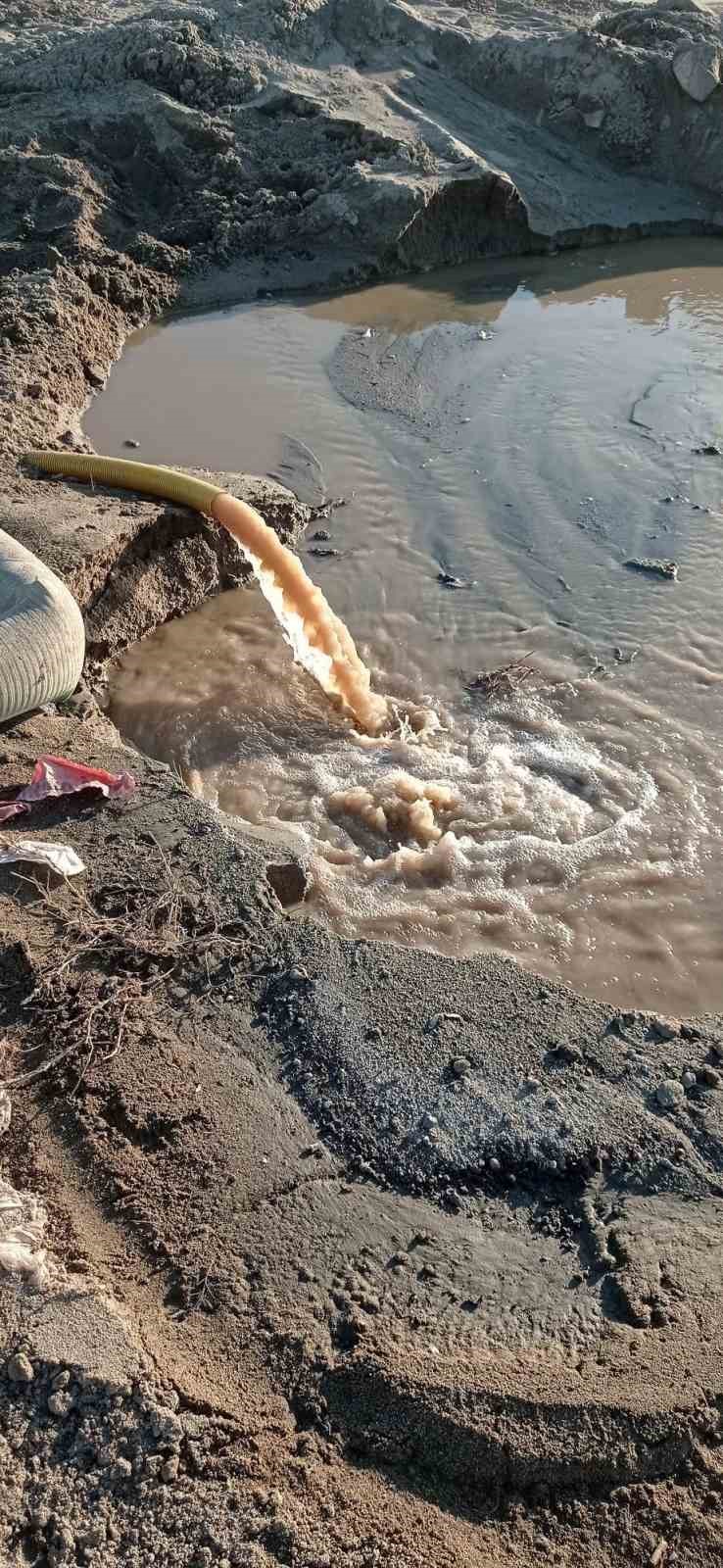 Burhaniye’de denize akan pis sular tepkiye neden oldu
