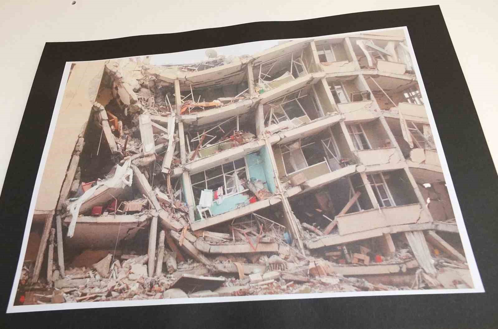 Burhaniye’de deprem fotoğrafları sergisi açıldı
