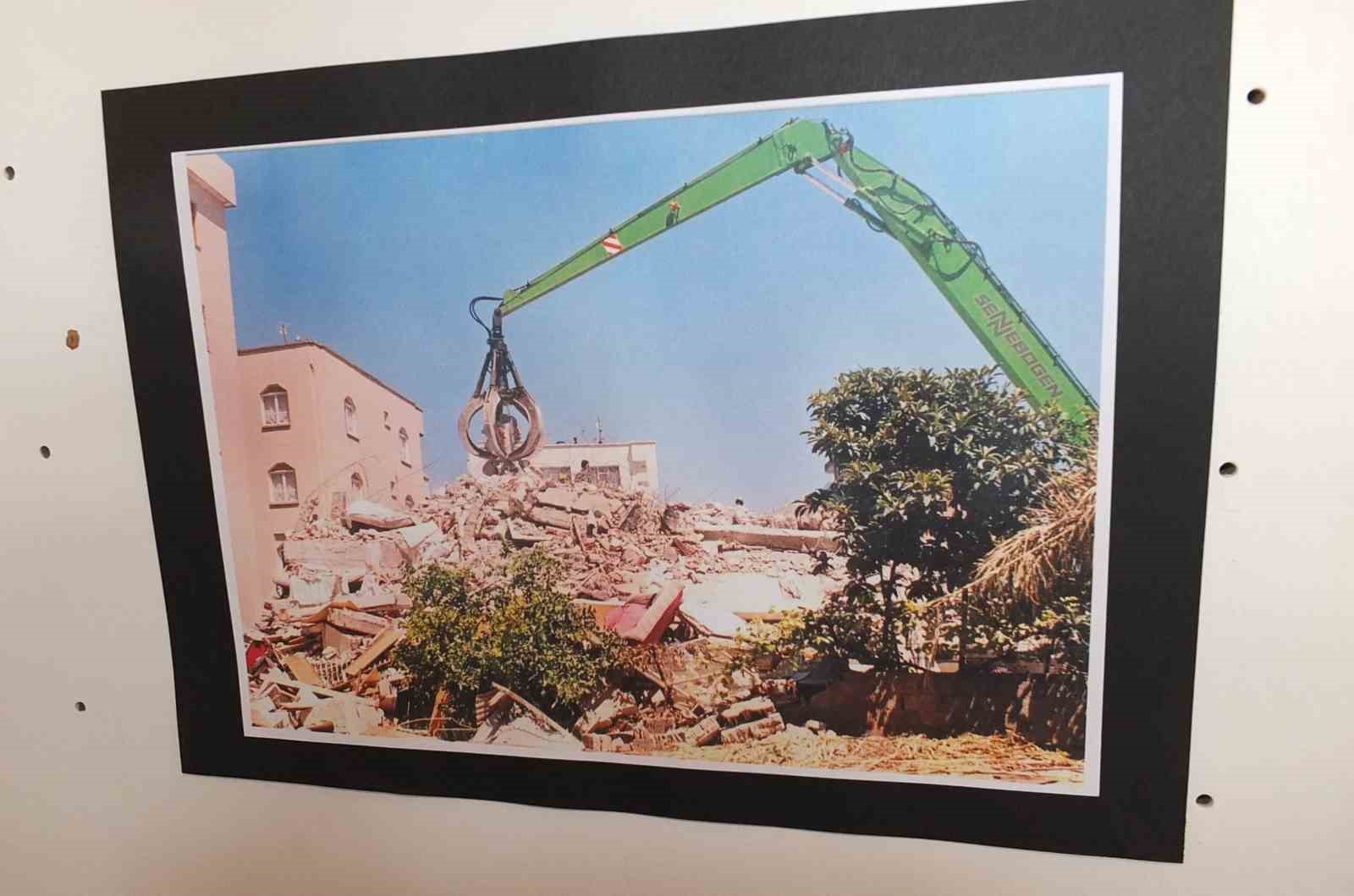 Burhaniye’de deprem fotoğrafları sergisi açıldı
