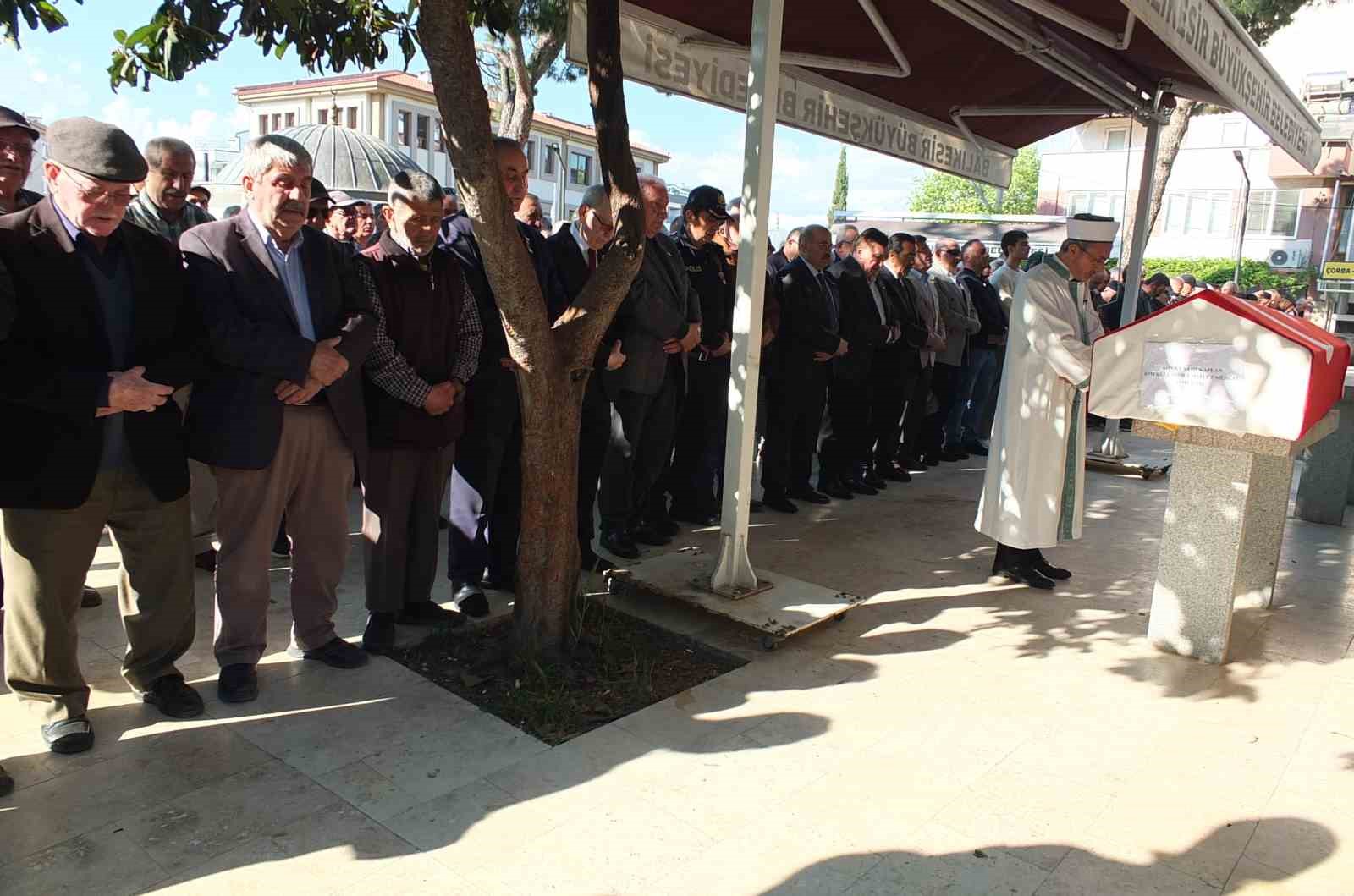 Burhaniye’de emekli müdür törenle toprağa verildi
