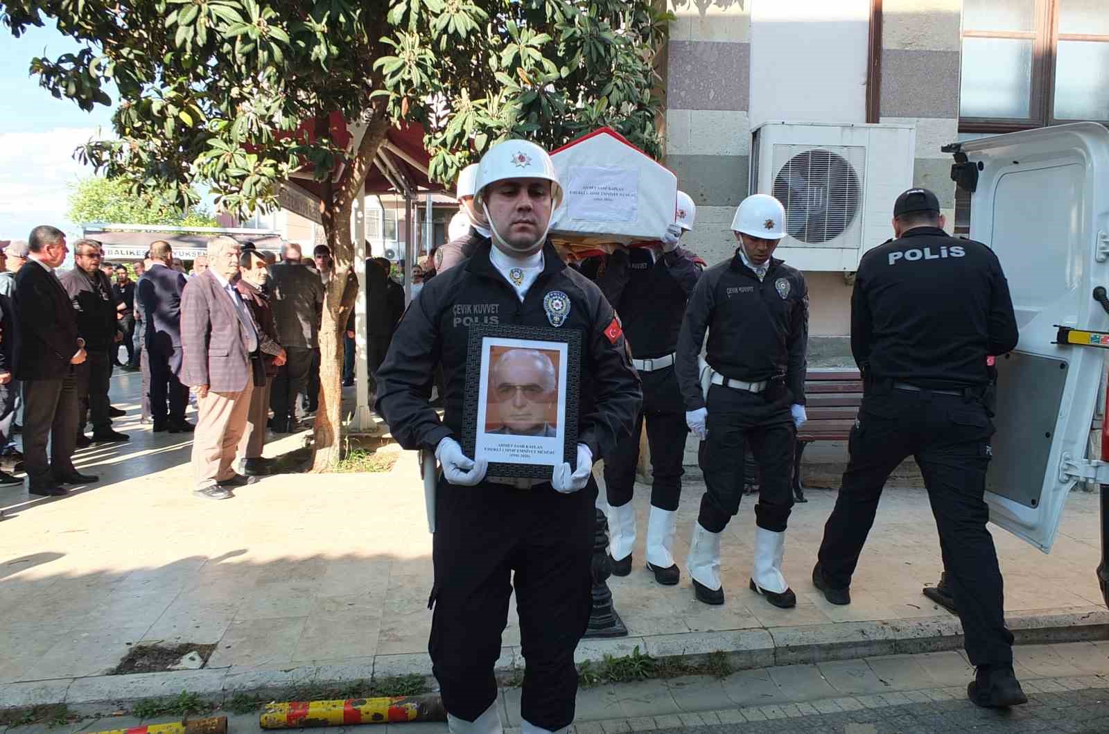 Burhaniye’de emekli müdür törenle toprağa verildi
