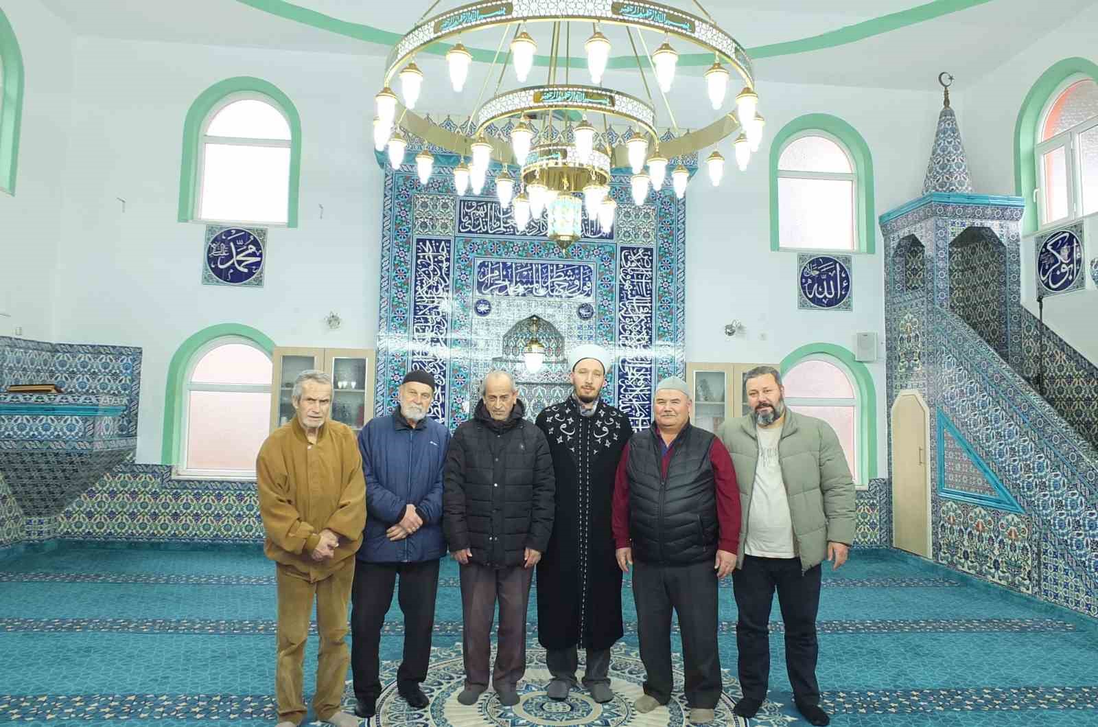 Burhaniye’de Hacı Gürsesler Cami imece ile ışıl ışıl  oldu
