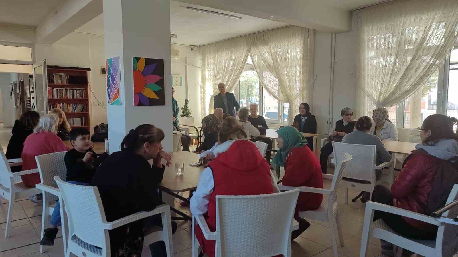 Burhaniye’de huzurevindeki yaşlıları sevindirdiler
