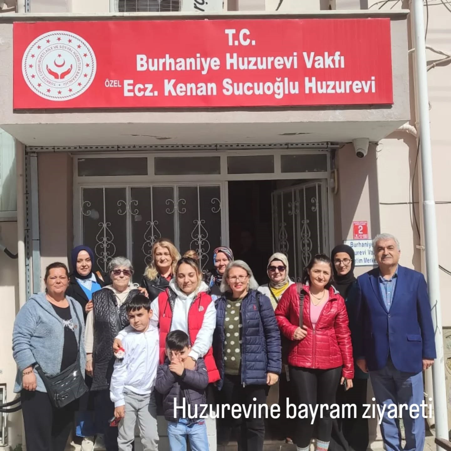 Burhaniye’de huzurevindeki yaşlıları sevindirdiler
