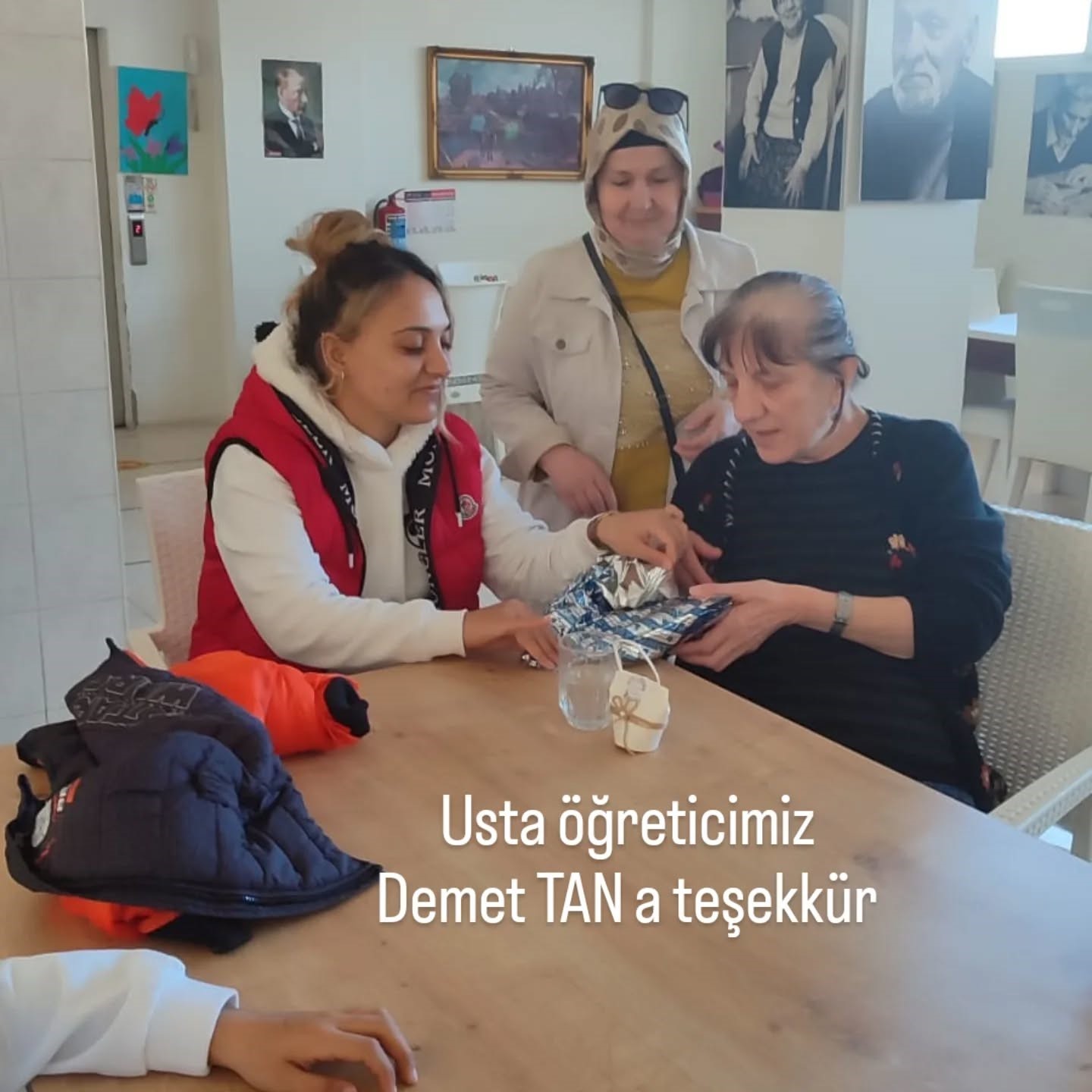 Burhaniye’de huzurevindeki yaşlıları sevindirdiler
