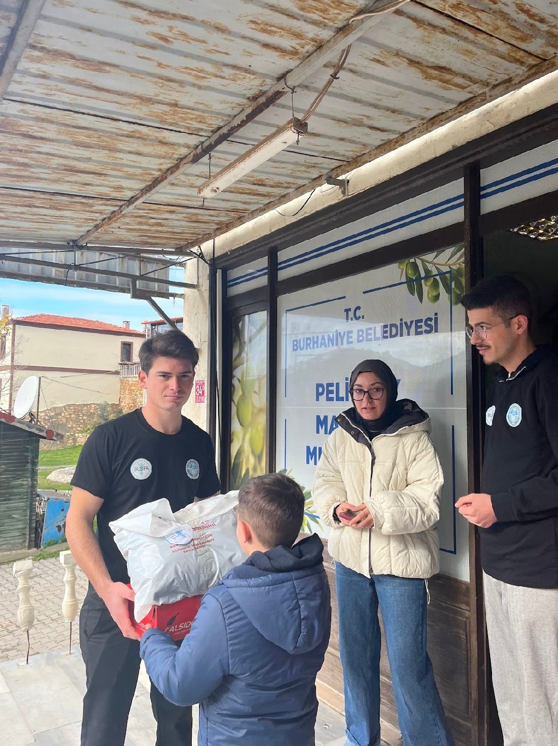 Burhaniye’de ihtiyaç sahibi öğrencilere kışlık destek sağlandı
