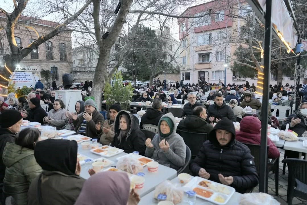 Burhaniye’de iki mahallenin iftarı yüzlerce vatandaşı buluşturdu
