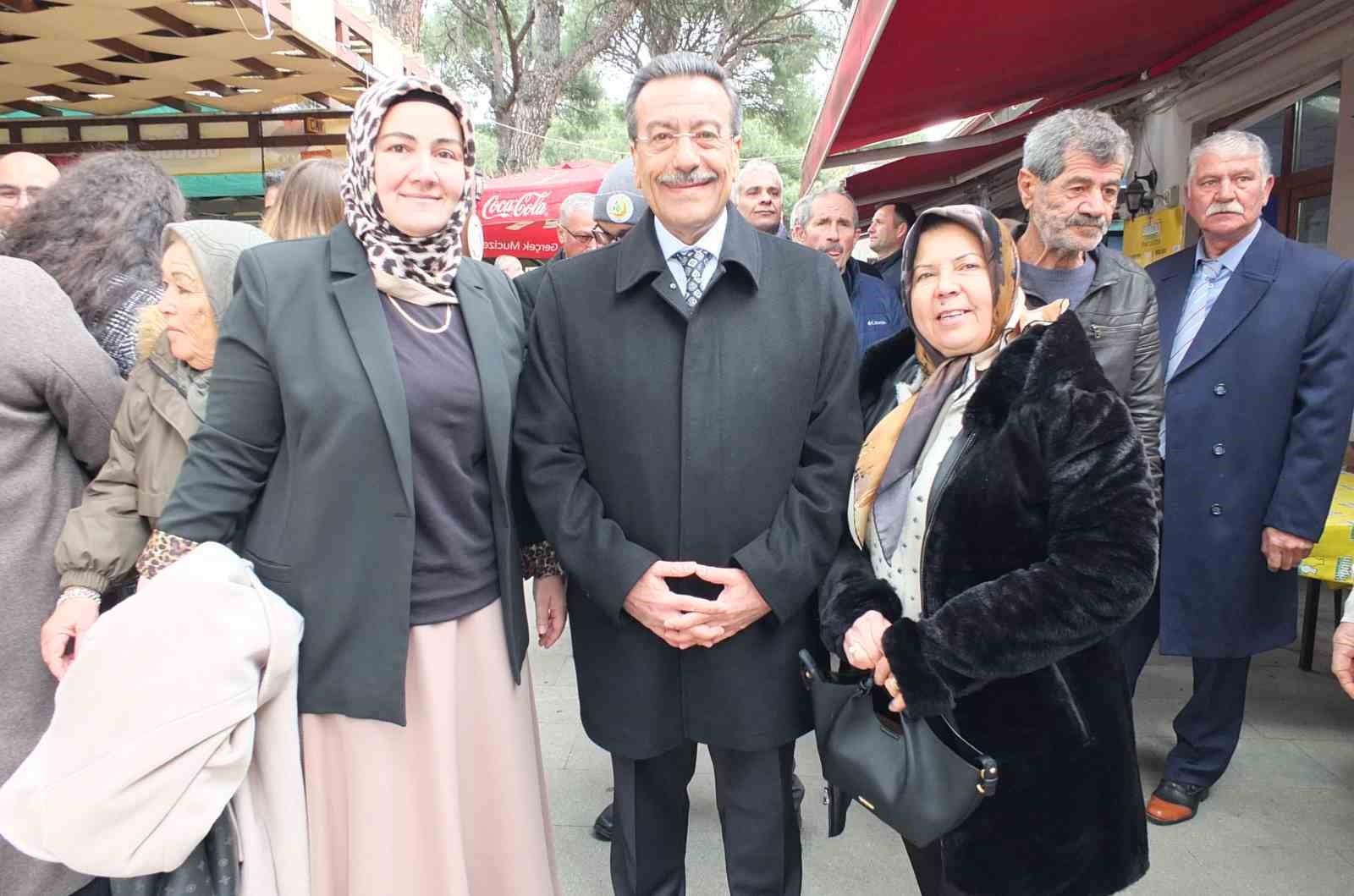 Burhaniye’de kadın muhtarlar bayramlaşma programına katıldı
