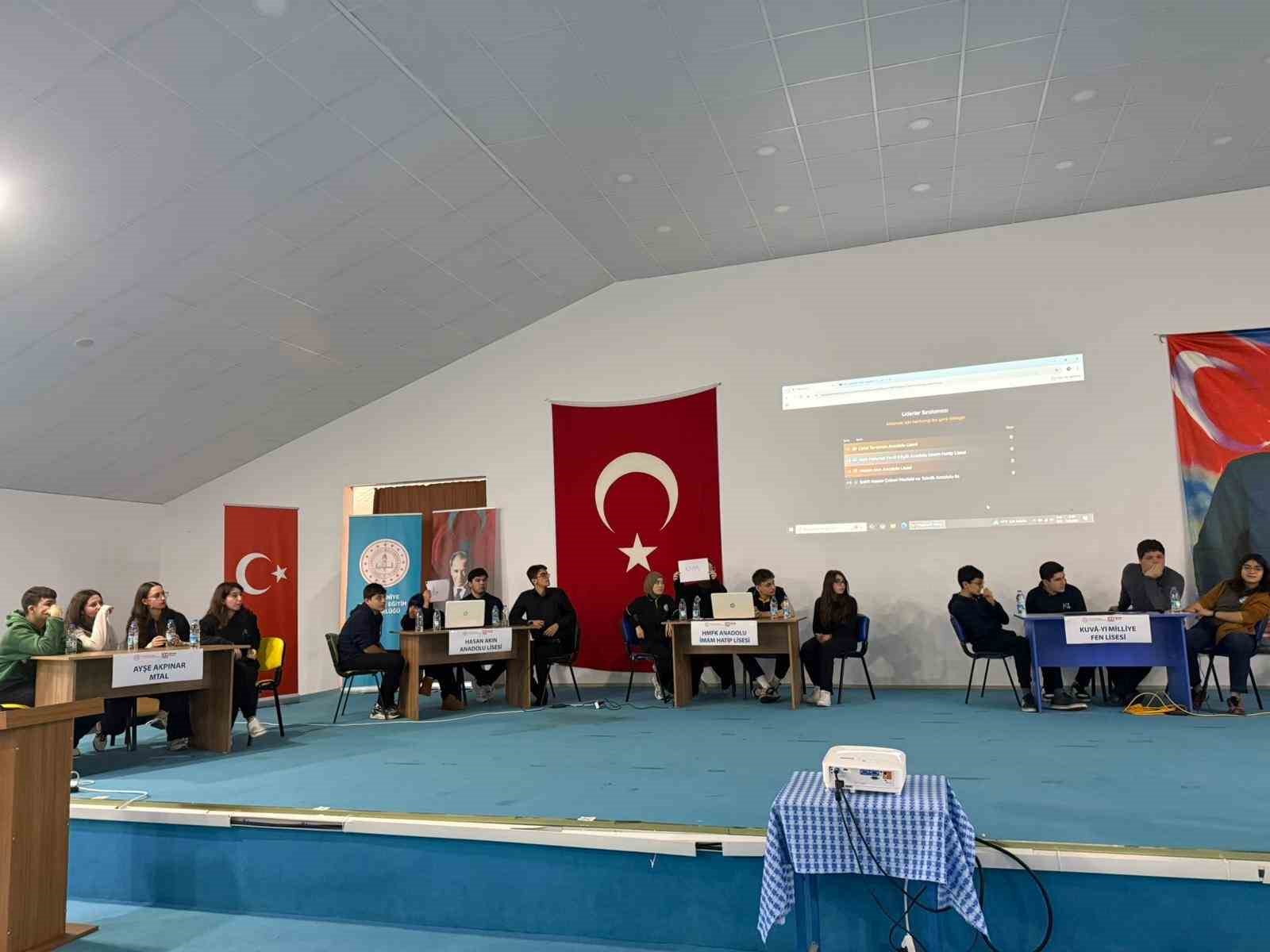 Burhaniye’de Korkma Gençliğin Ruhu Burada konulu bilgi yarışması yapıldı
