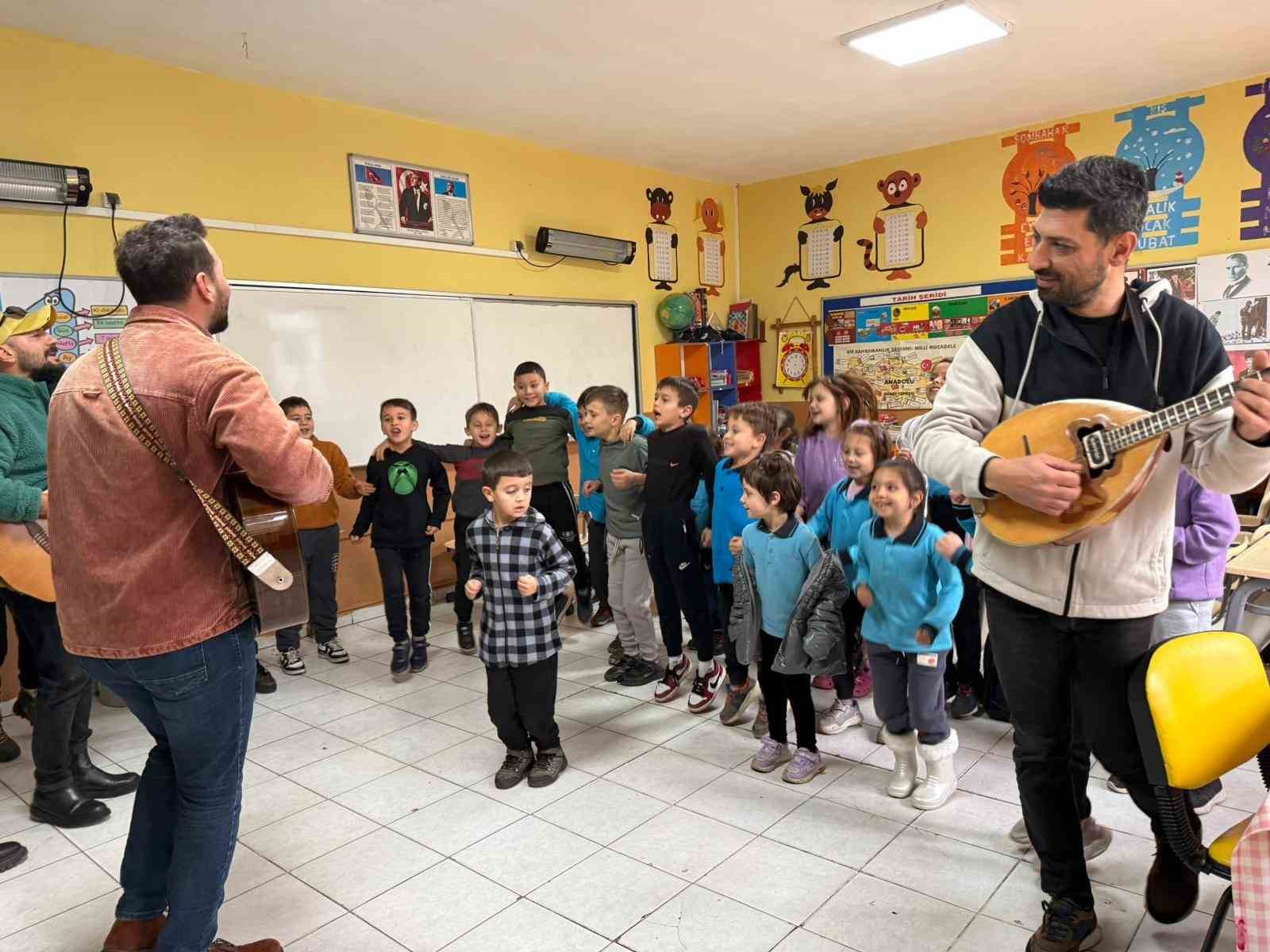 Burhaniye’de köy okullarındaki öğrencilere konser sürprizi
