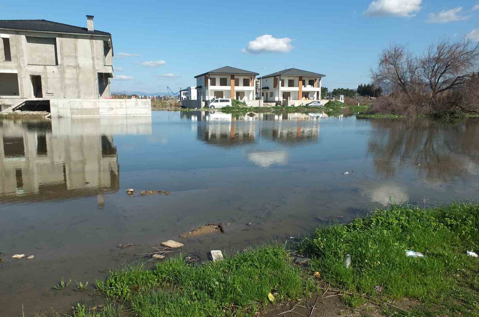 Burhaniye’de pis koku yol değiştirtti
