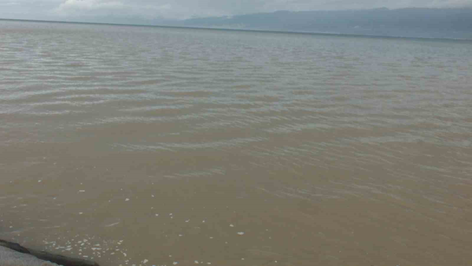 Burhaniye’de sağanak yolları göle çevirirken denizi bulandırdı
