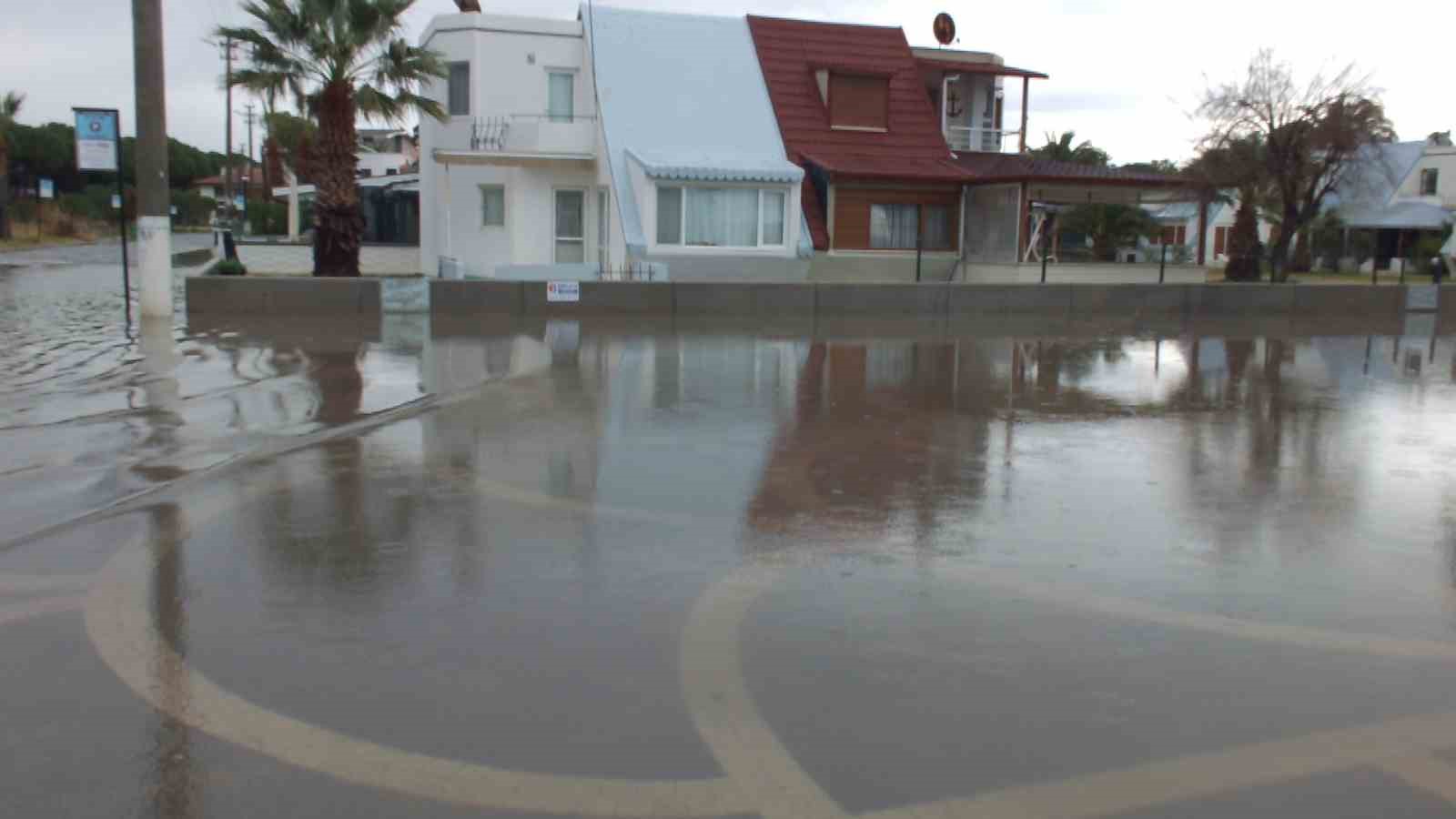 Burhaniye’de sağanak yolları göle çevirirken denizi bulandırdı
