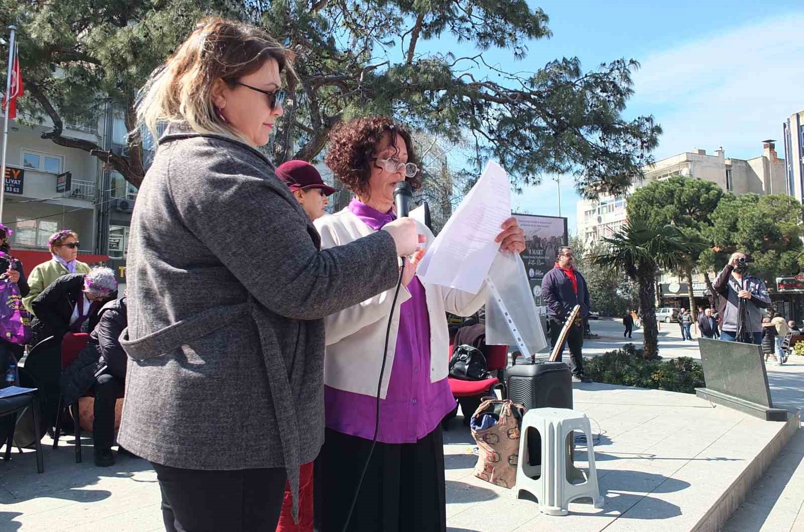 Burhaniye’de sazlı sözlü Kadınlar Günü kutlaması
