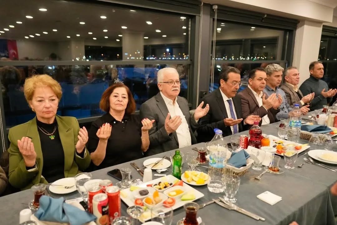 Burhaniye’de şehit aileleri ile gaziler iftarda buluştu
