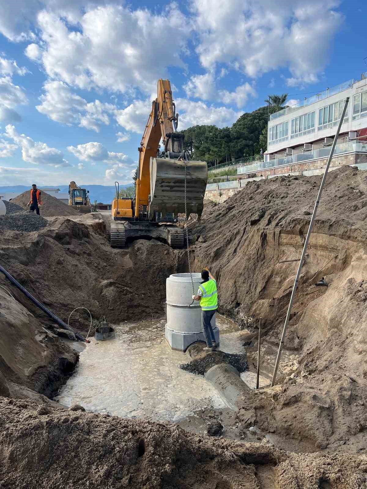 Burhaniye’de sezon öncesi Ören Plajında alt yapı çalışmalarına başlandı
