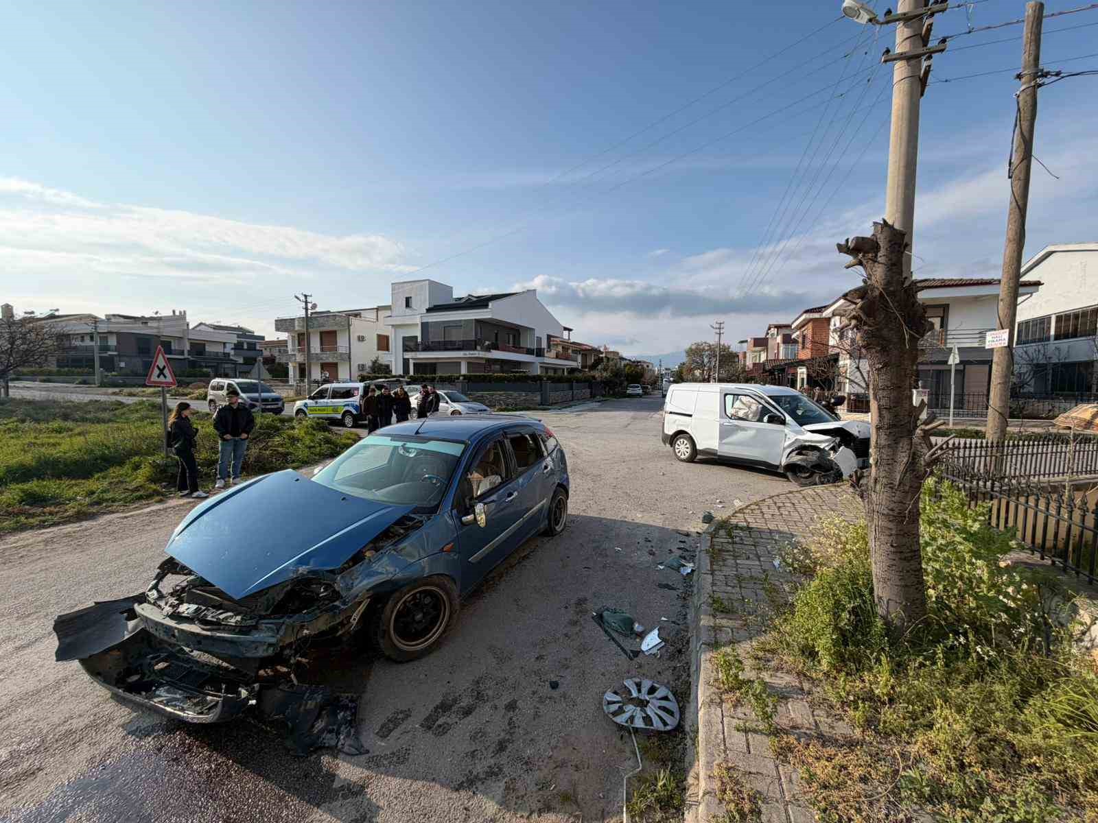Burhaniye’de sık kaza yaşanan kavşağa düzenleme yapılması istendi
