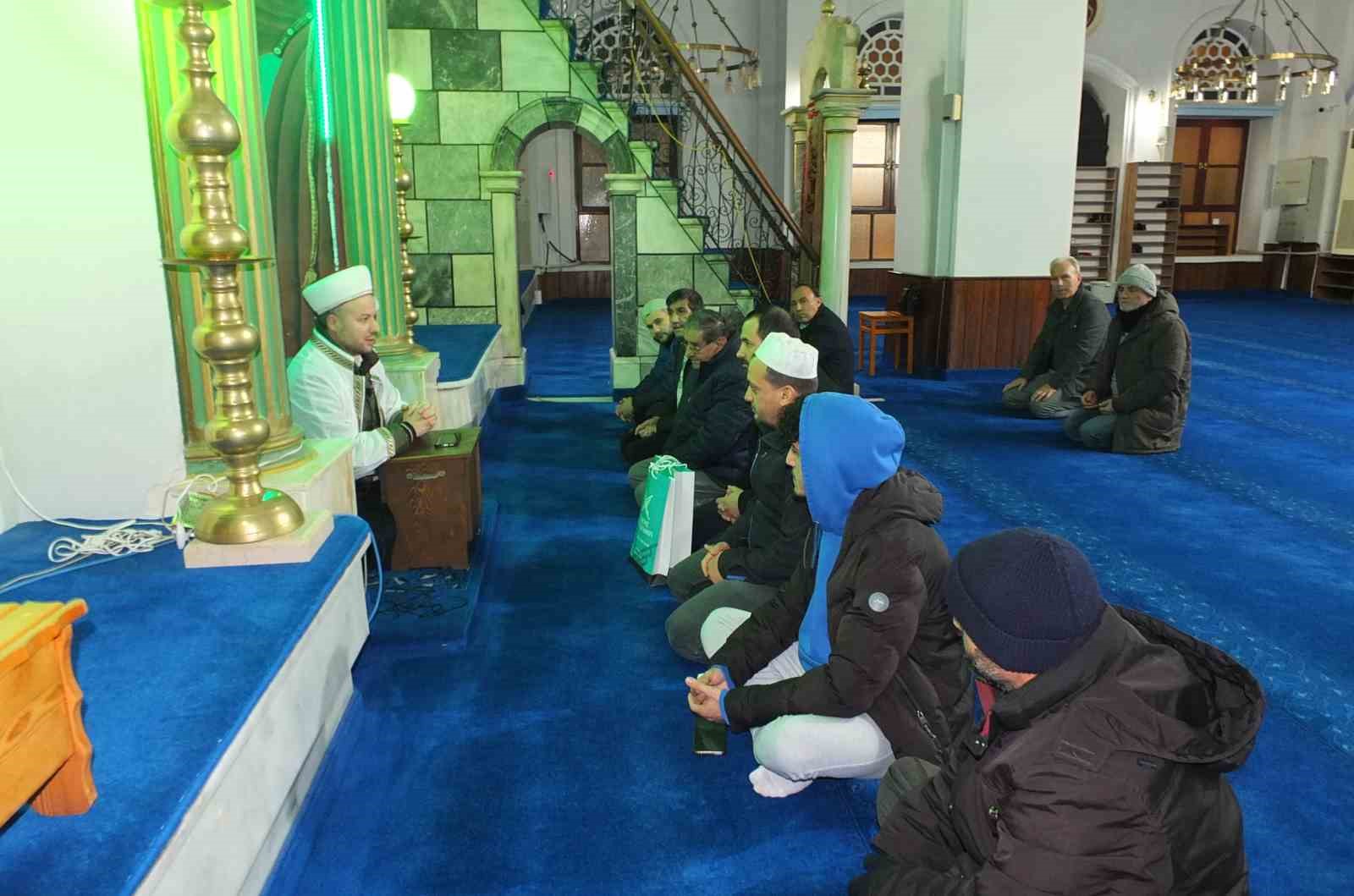 Burhaniye’de Türkiye Gençlik Vakfından Sabah Namazı Buluşması düzenledi
