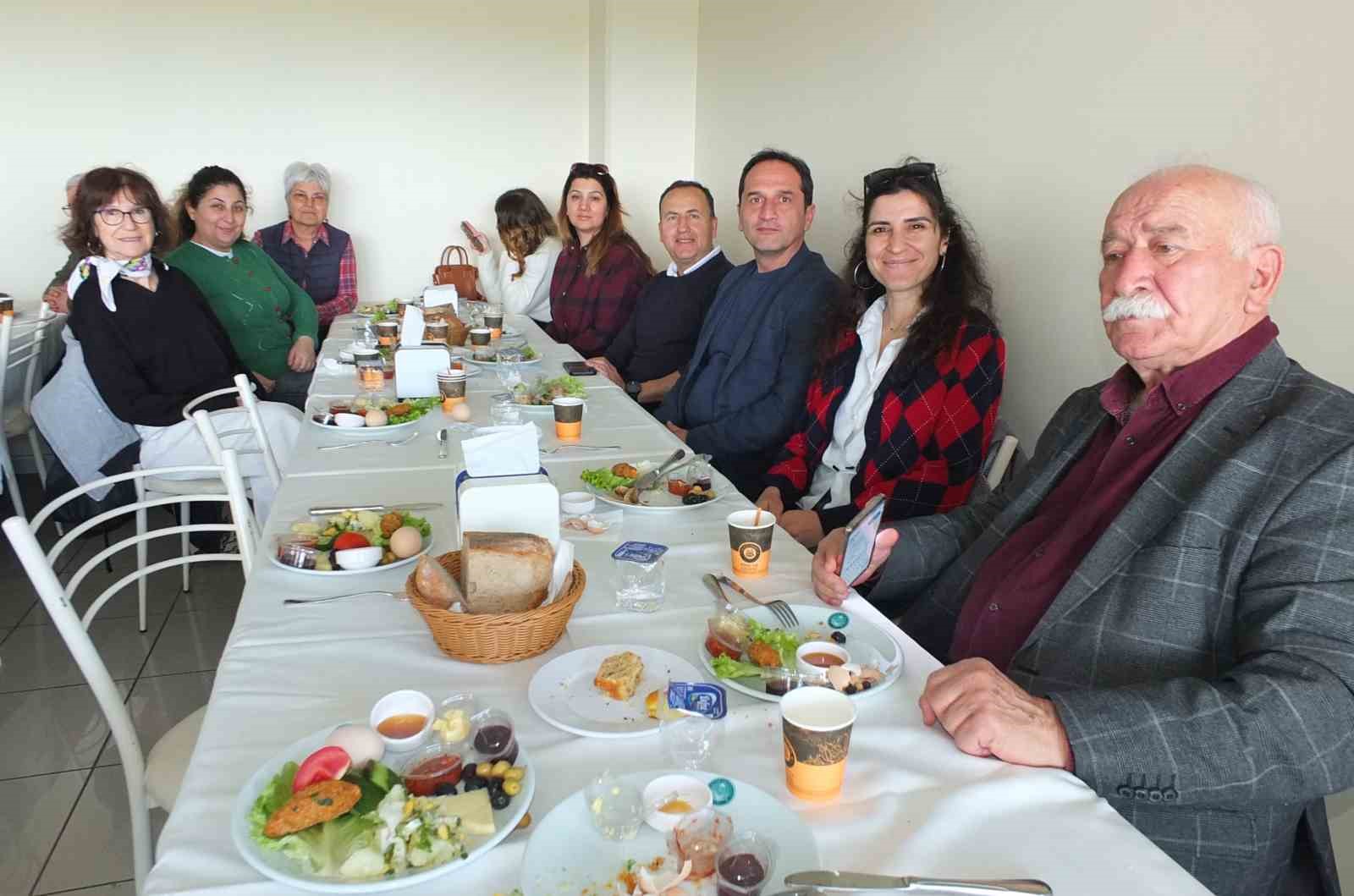 Burhaniye’de Yüksek Öğrenim Derneği üyeleri kahvaltıda buluştu
