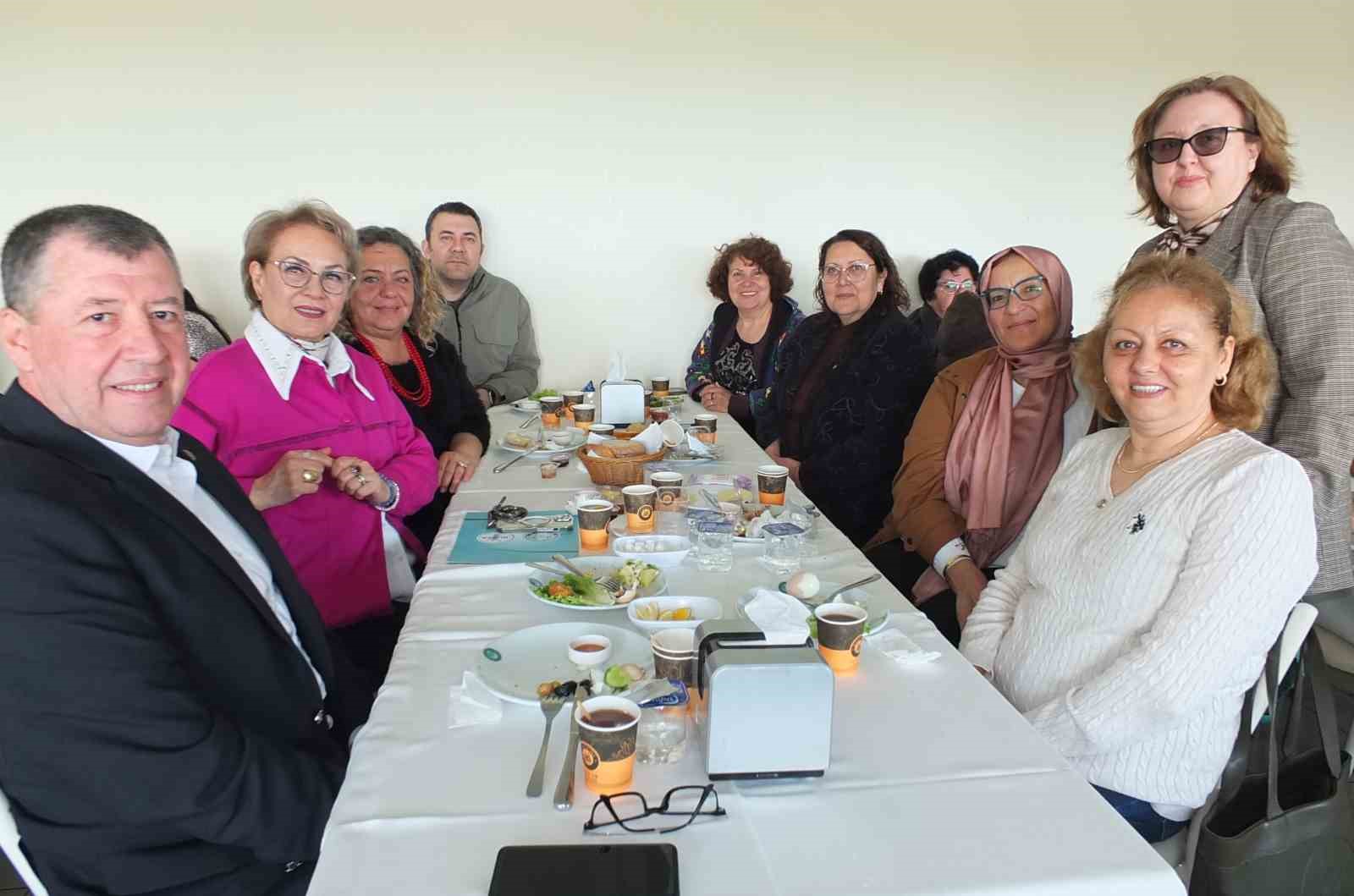 Burhaniye’de Yüksek Öğrenim Derneği üyeleri kahvaltıda buluştu
