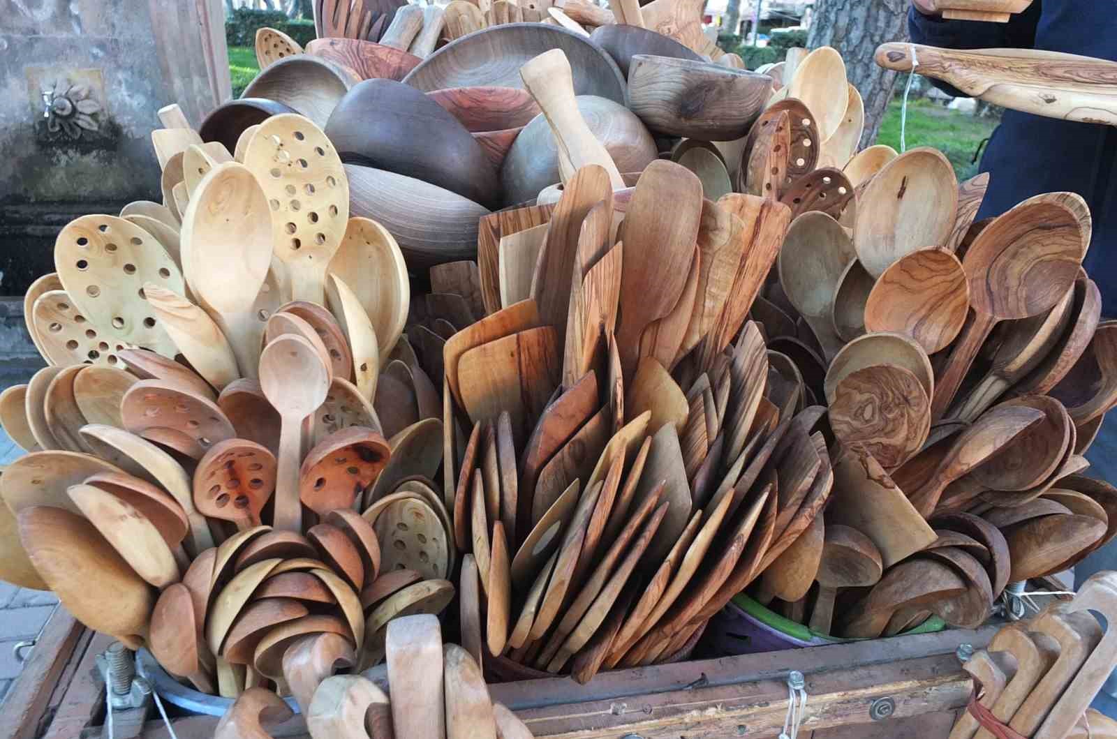 Burhaniye’de zeytin odunları mutfak gereci oldu
