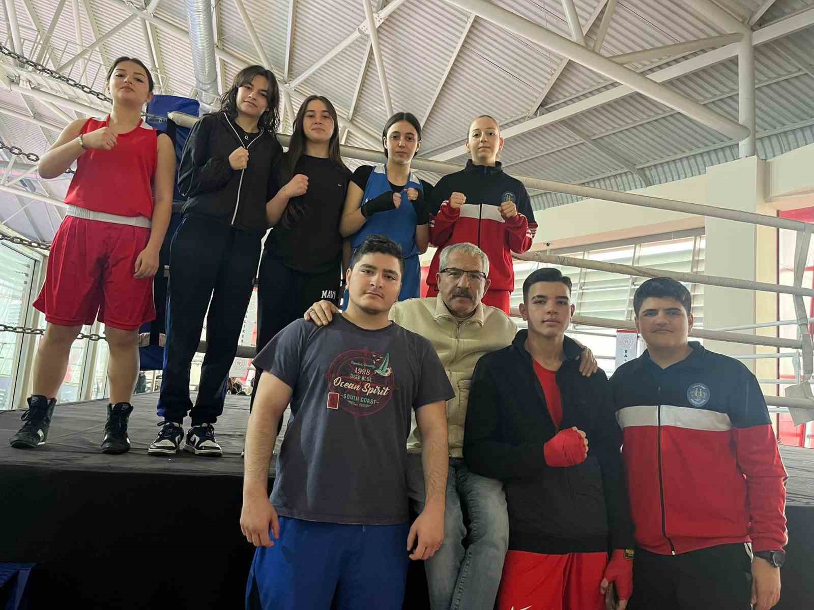 Burhaniyeli genç boksörler Balıkesir’de 8 ödül aldı
