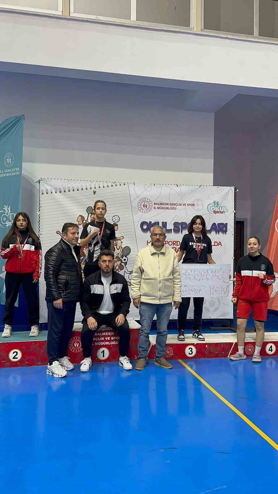 Burhaniyeli genç boksörler Balıkesir’de 8 ödül aldı
