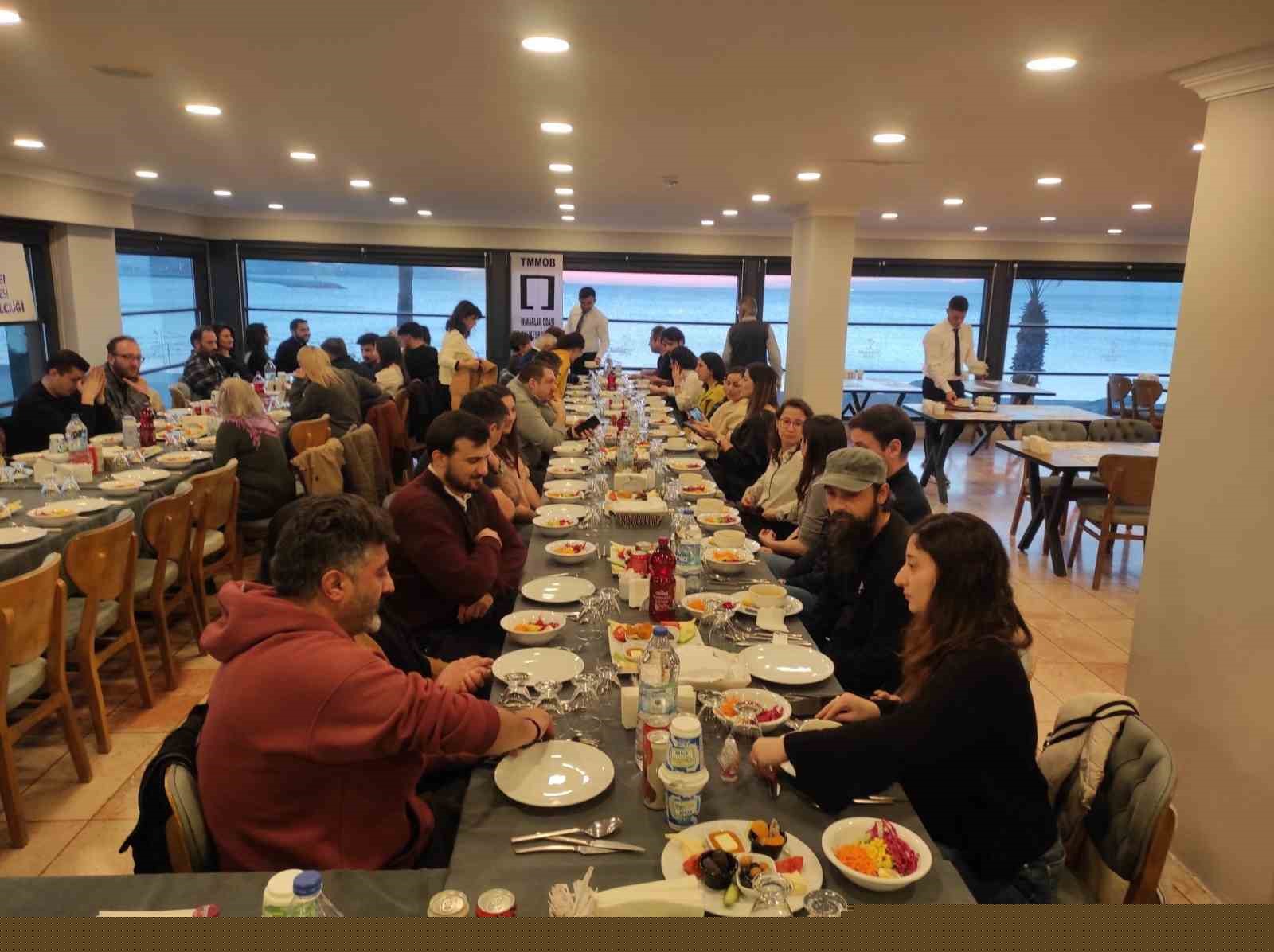 Burhaniyeli mimarlar iftarda buluştu
