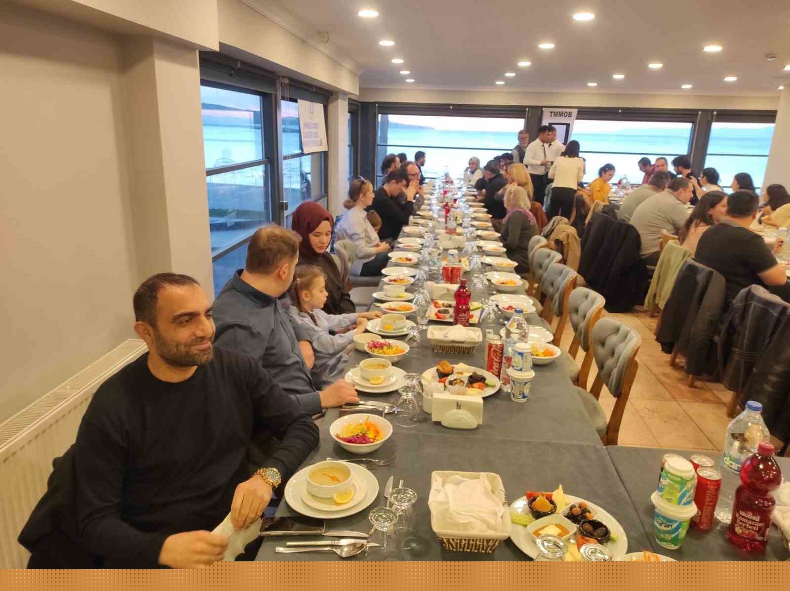 Burhaniyeli mimarlar iftarda buluştu
