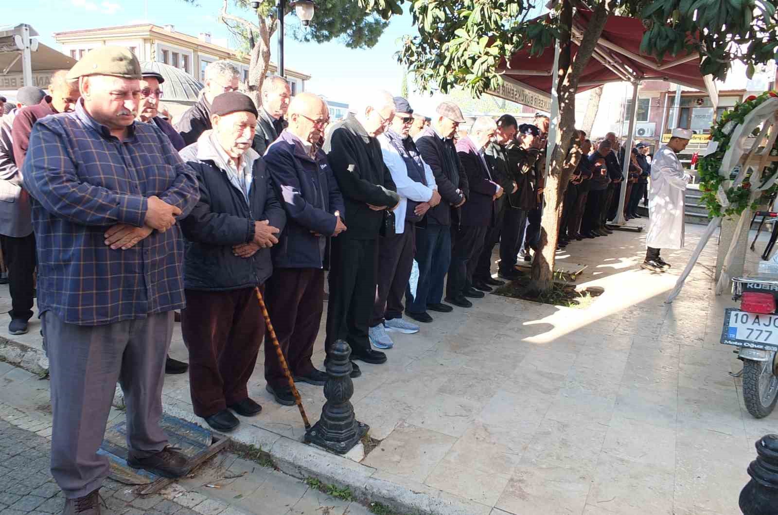 Burhaniyeli Rafet öğretmen son yolculuğuna uğurlandı
