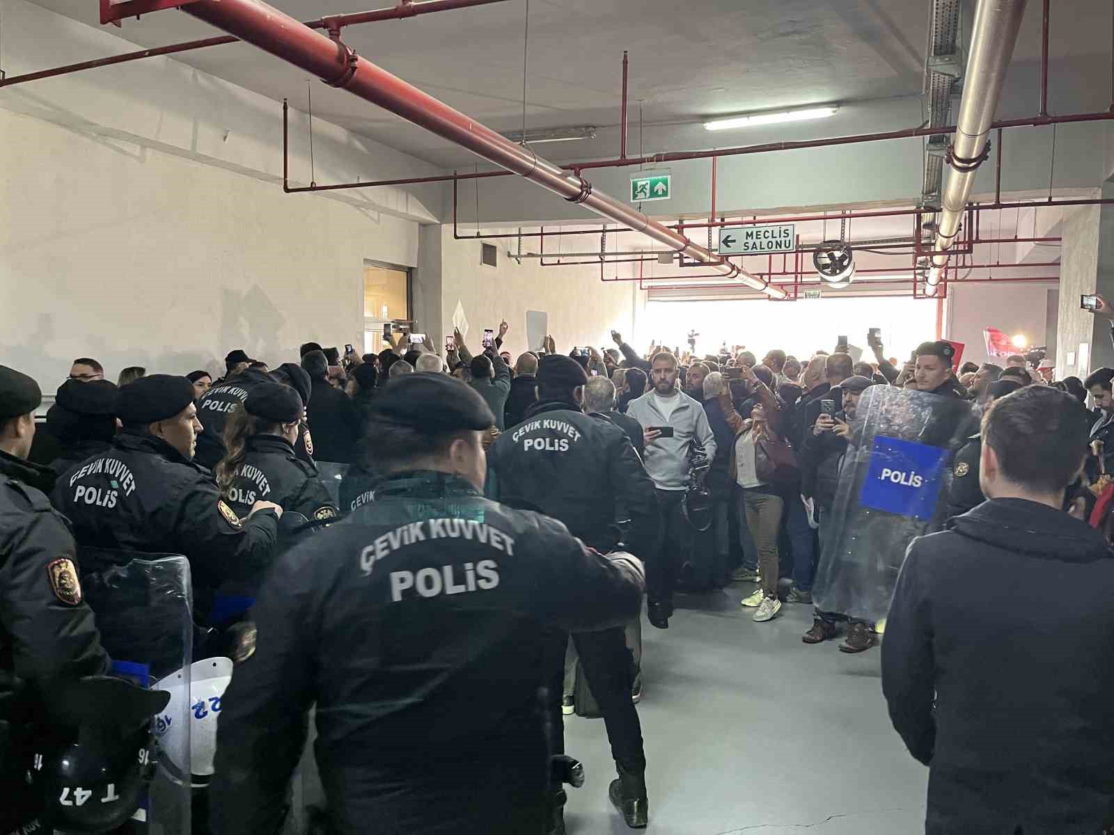 Bursa Büyükşehir Belediye Meclisi’ndeki seçim öncesi gerginlik yaşandı
