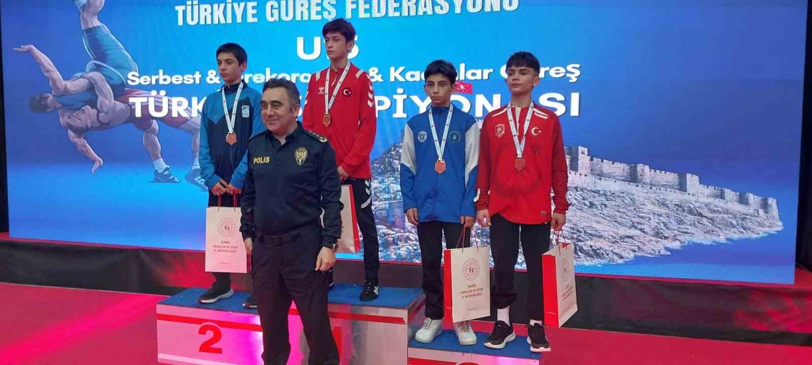 Bursa Büyükşehir Belediyesporlu güreşçiler Türkiye Şampiyonası’nda 3 madalya kazandı
