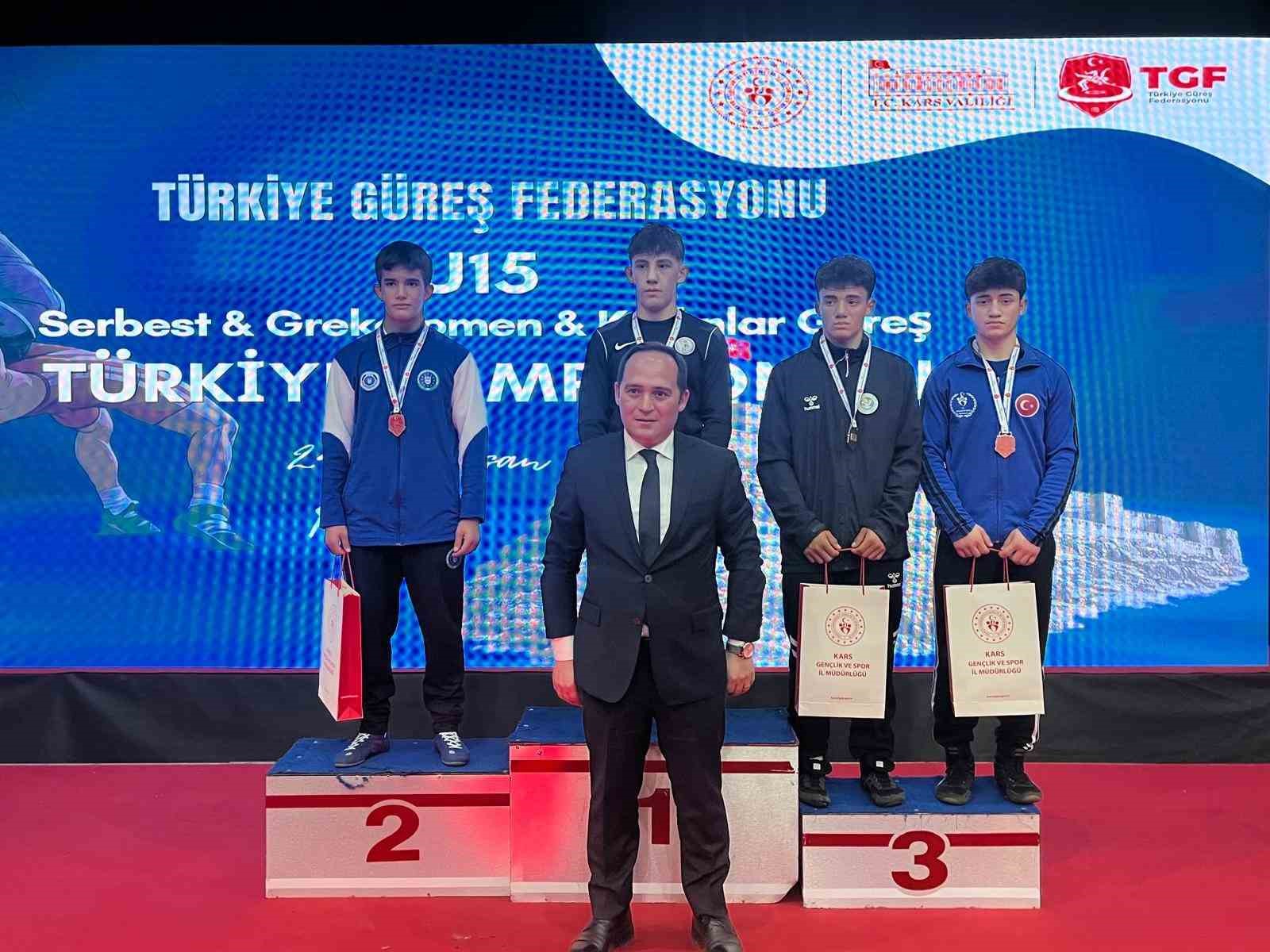 Bursa Büyükşehir Belediyesporlu güreşçiler Türkiye Şampiyonası’nda 3 madalya kazandı
