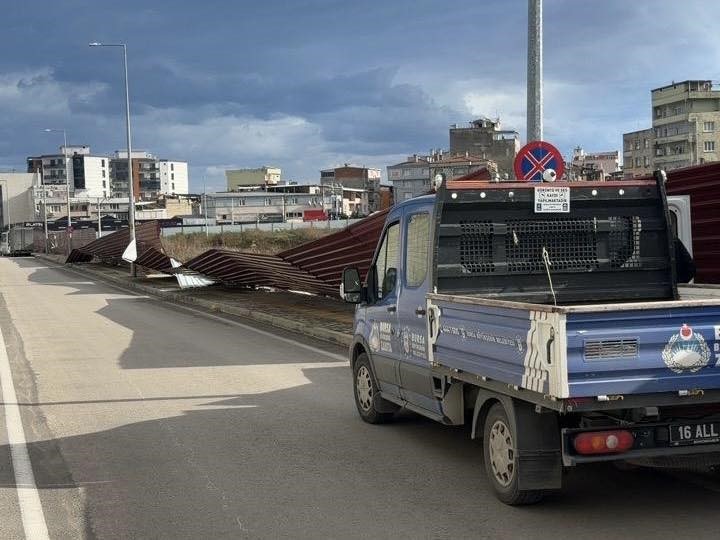 Bursa Büyükşehir, şiddetli rüzgara karşı teyakkuzda
Bursa Büyükşehir, şiddetli rüzgara karşı teyakkuzda