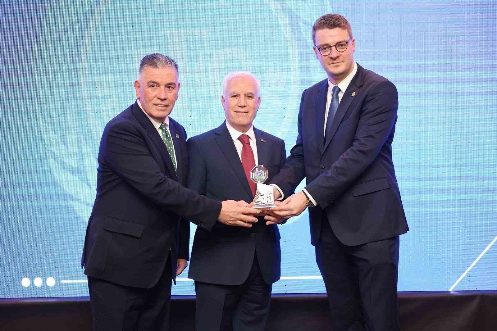 Bursa Fan Clup’te bayrak değişimi
Bursa Fan Clup’te bayrak değişimi