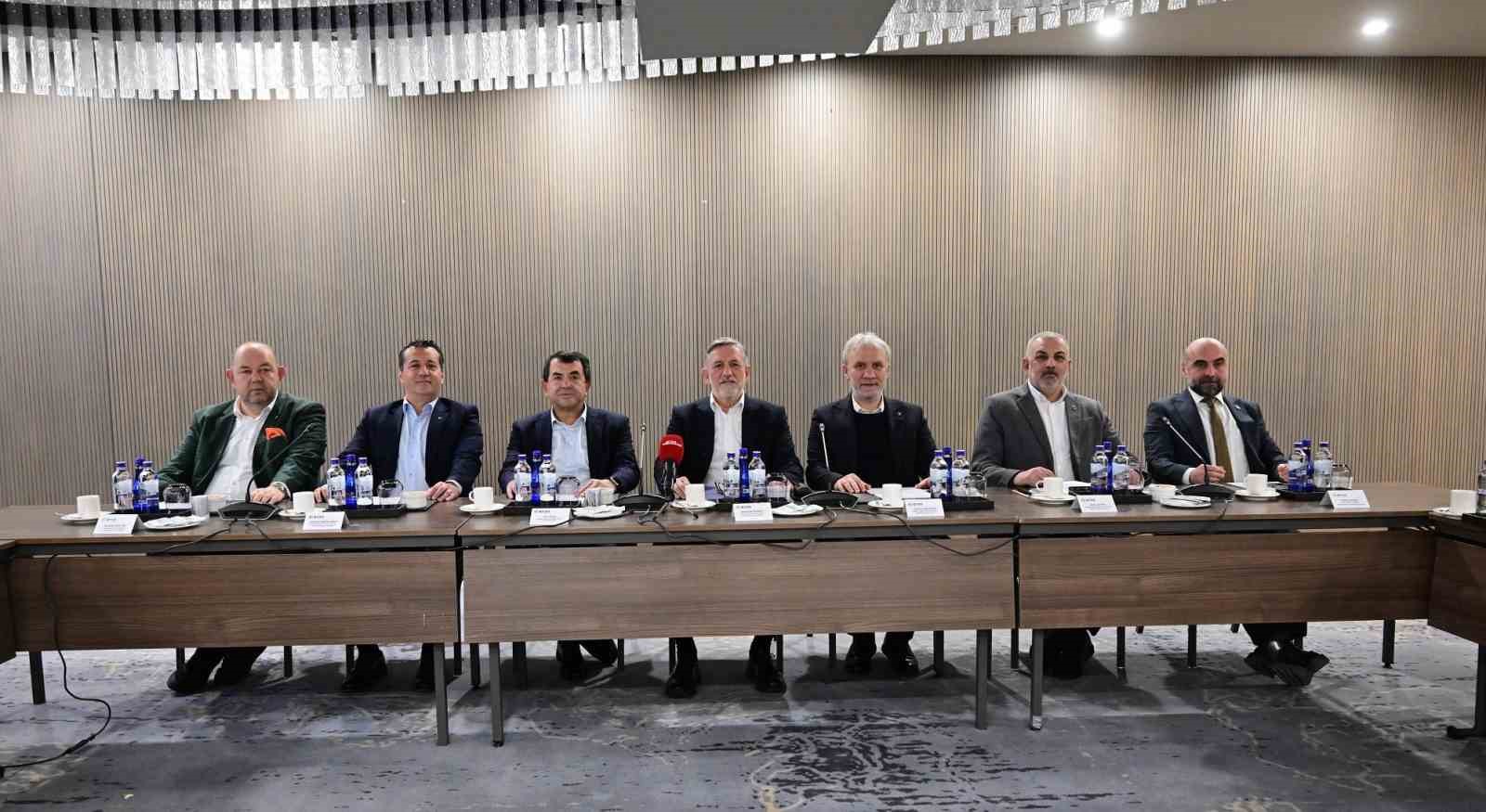 Bursa iş dünyası ‘Ortak akıl toplantısında bir araya geldi
Bursa iş dünyası ‘Ortak akıl toplantısında bir araya geldi